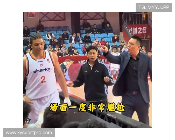 炸了！CBA再现伤人恶犯！超级外援袭击两大国手遭无视，网友：驱逐出境，球迷看完都坐不住